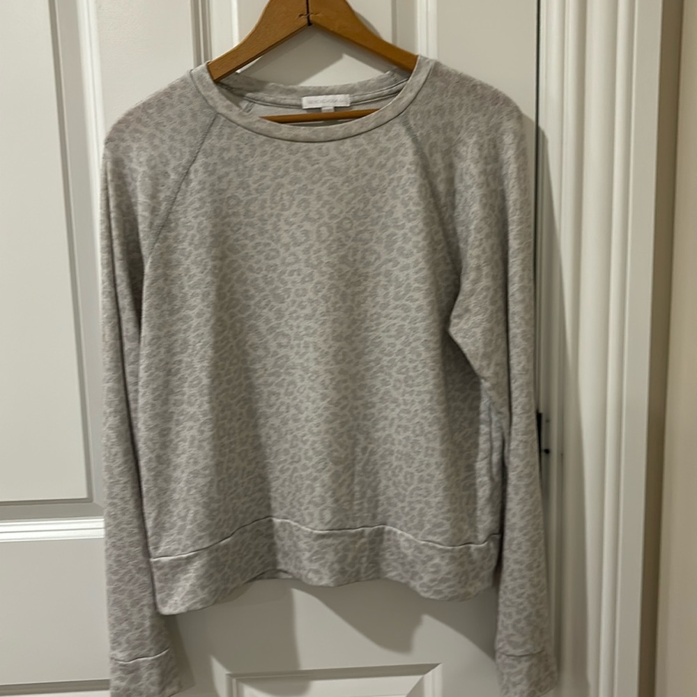 Beyond Yoga sweatshirt. Leopard print gray size small.
